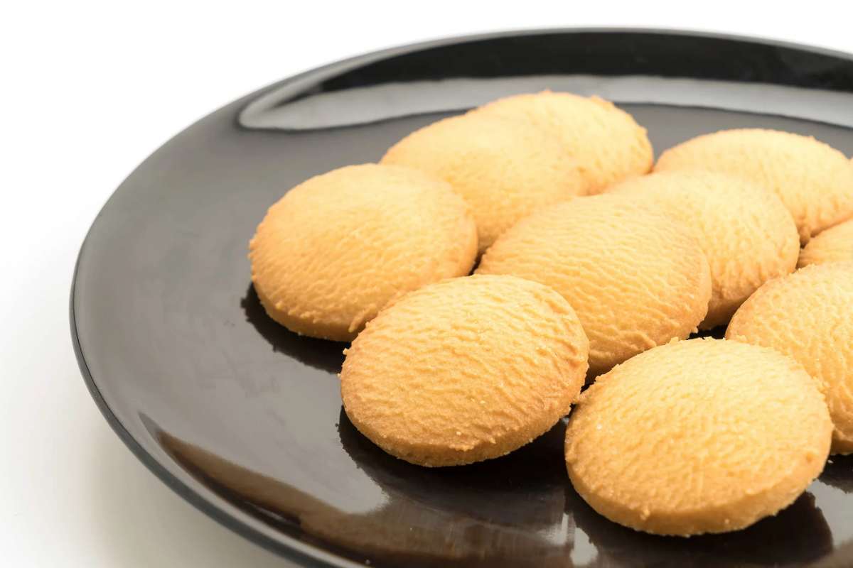 Biscotti dorati nel piatto