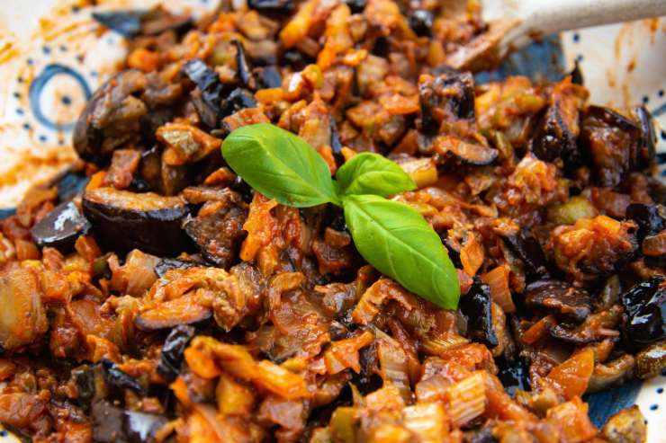 caponata con foglie di basilico