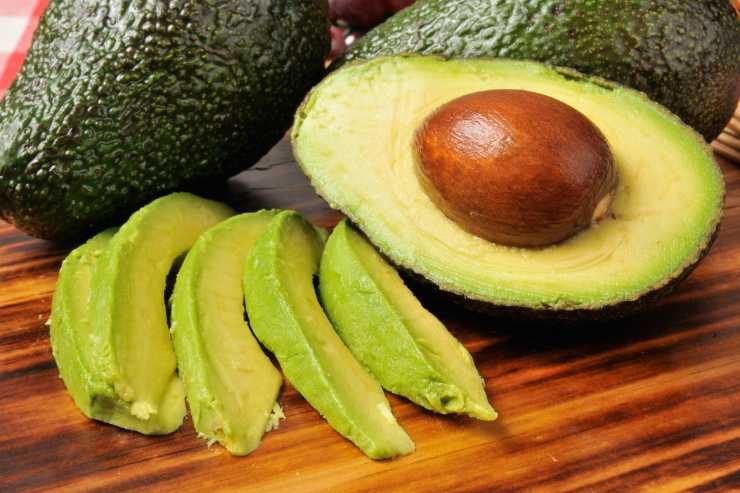 avocado tagliato su legno