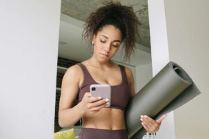 ragazza con telefono