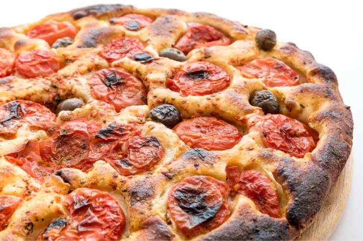 primo piano di focaccia con pomodorini