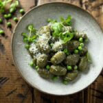 Piatto con gnocchi di piselli