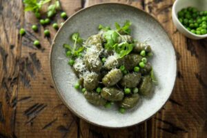 Piatto con gnocchi di piselli