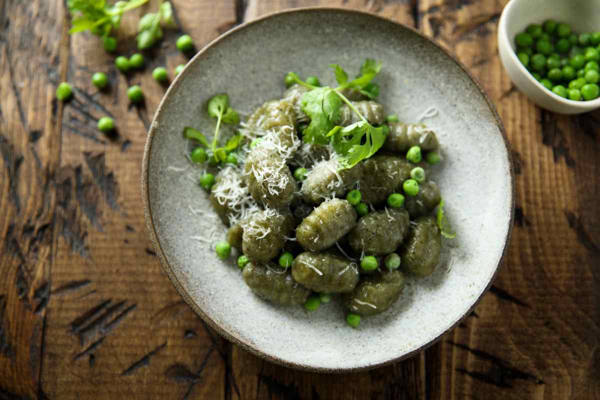 Piatto con gnocchi di piselli