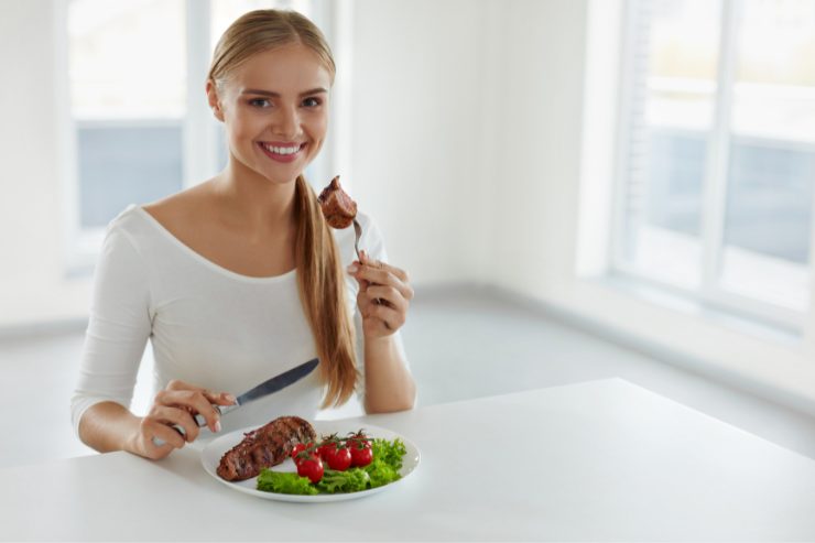 ragazza che mangia