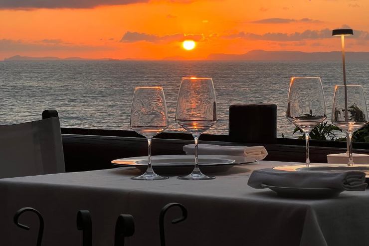tavolo vista mare al tramonto