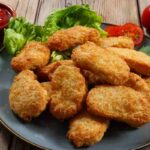 Nuggets vegani in un piatto