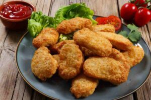 Nuggets vegani in un piatto