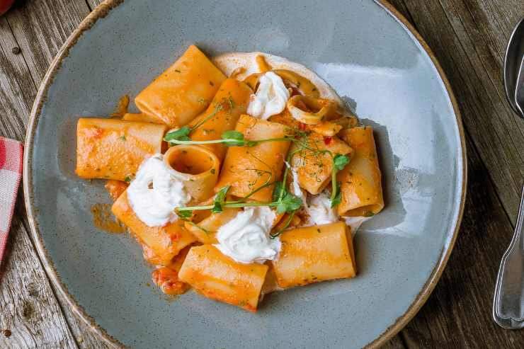 piatto di pasta con panna e pomodoro