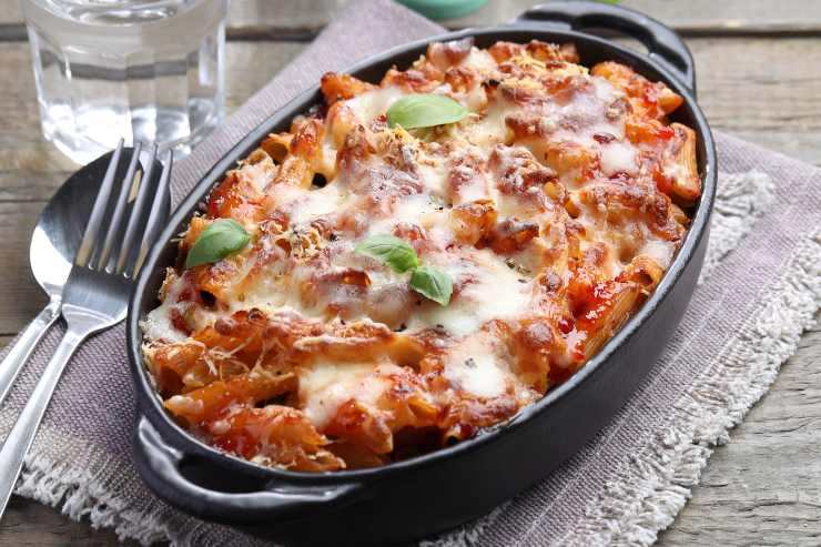 pirofila con pasta al forno con pomodoro e mozzarella