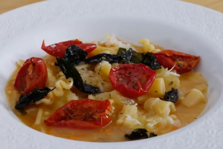 piatto di pasta con pomodorini