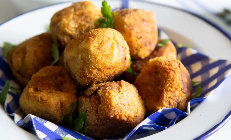 Polpette panate in un piatto