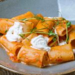 piatto di pasta con panna e pomodoro