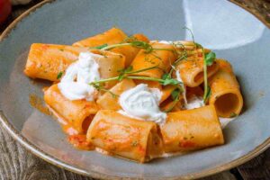 piatto di pasta con panna e pomodoro