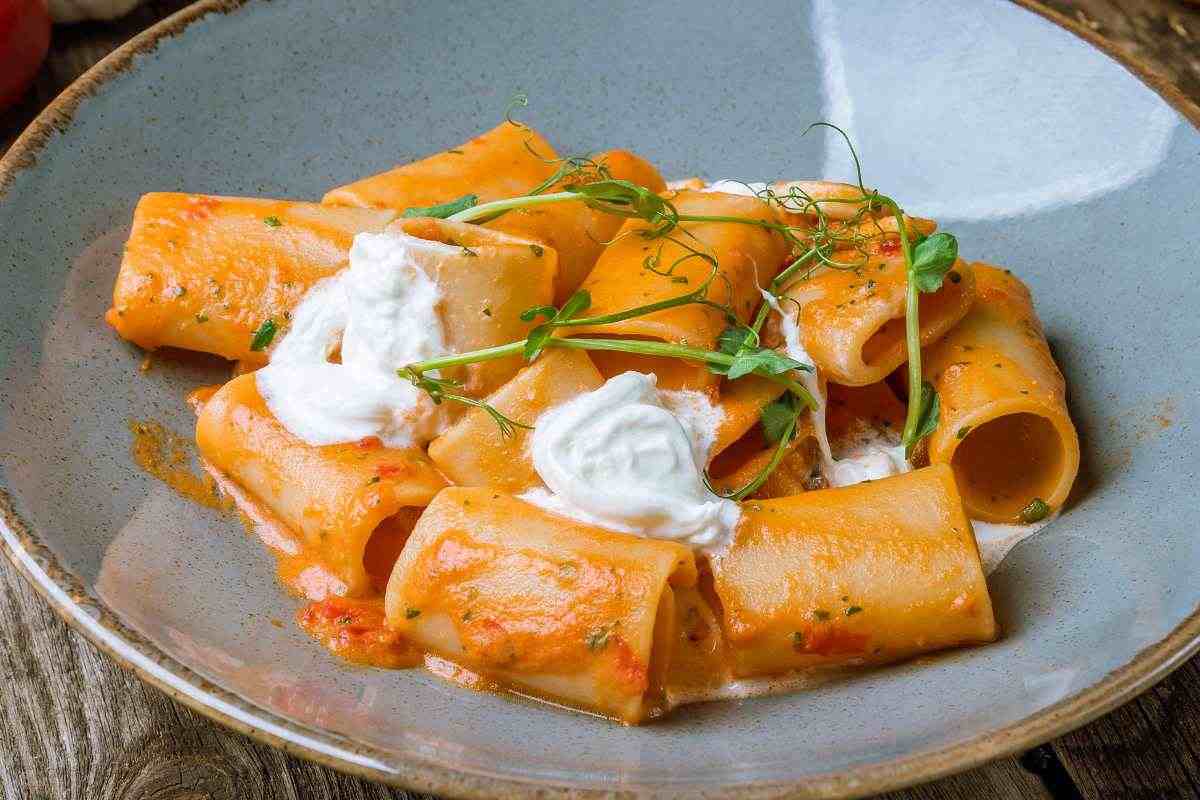 piatto di pasta con panna e pomodoro