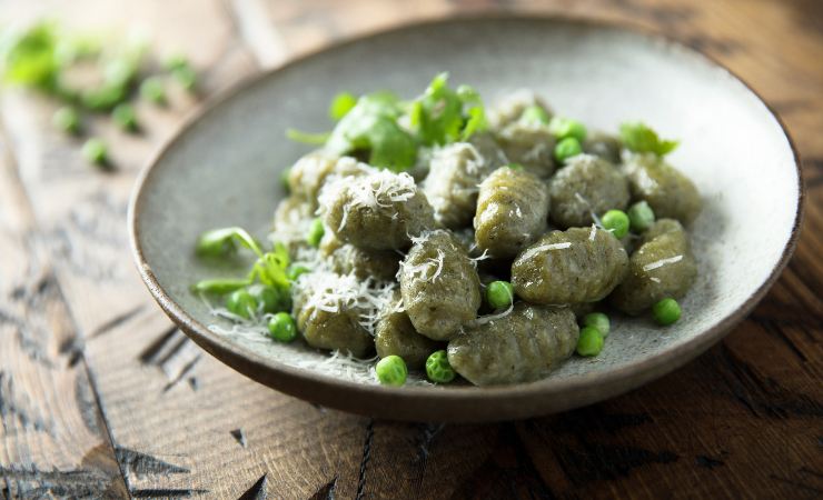Piatto con gnocchi di piselli e basilico