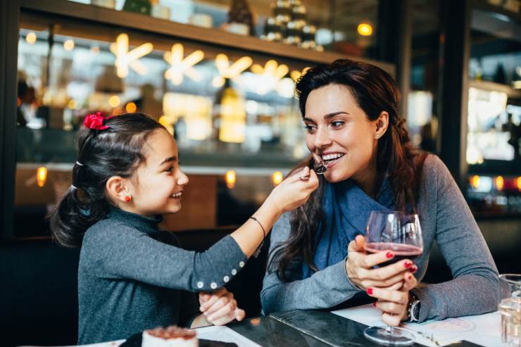 mamma e figlia mangiano al ristorante