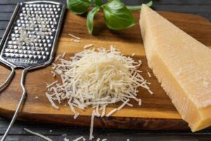 Grattugia, tagliere e parmigiano