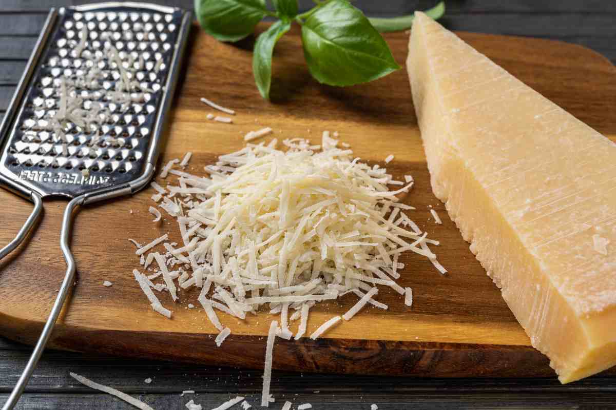 Grattugia, tagliere e parmigiano