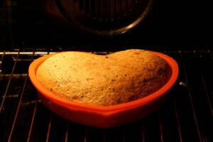 Torta a forma di cuore in forno
