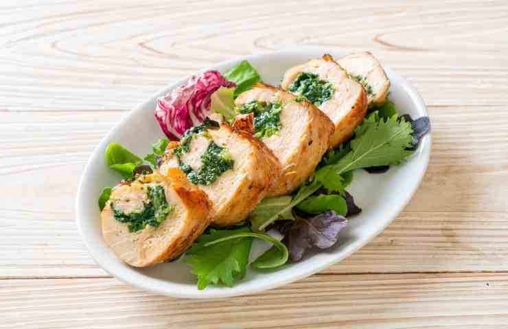 involtini di pollo con formaggio e spinaci su un piatto