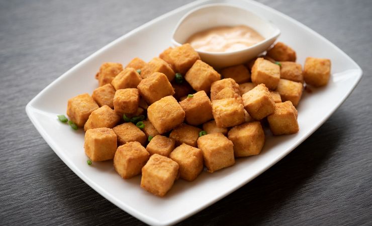 Vassoio con bocconcini tofu fritti