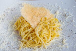tonnarelli pasta con una sfoglia di formaggio