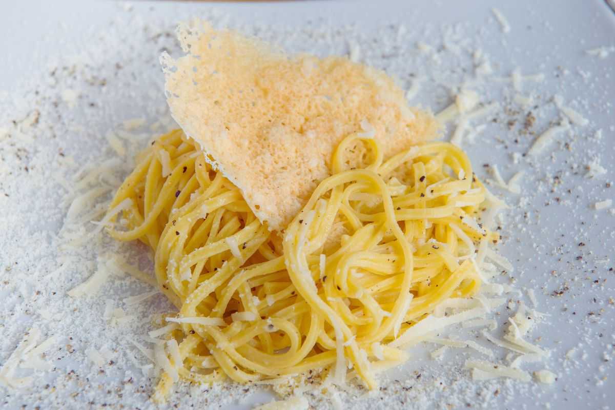 tonnarelli pasta con una sfoglia di formaggio