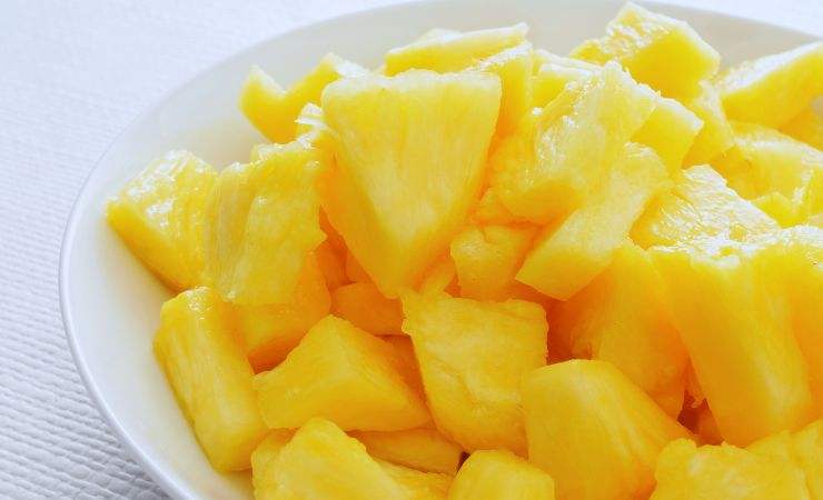 ananas tagliato a cubetti in una ciotolina
