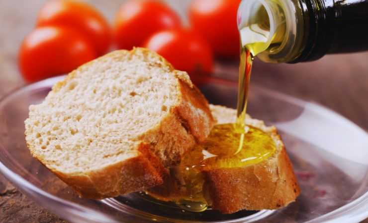 olio sul pane e dietro i pomodori