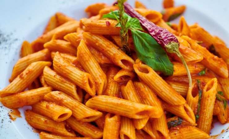 piatto di penne all'arrabbiata