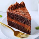 una fetta di torta al cioccolato