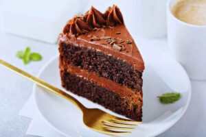 una fetta di torta al cioccolato