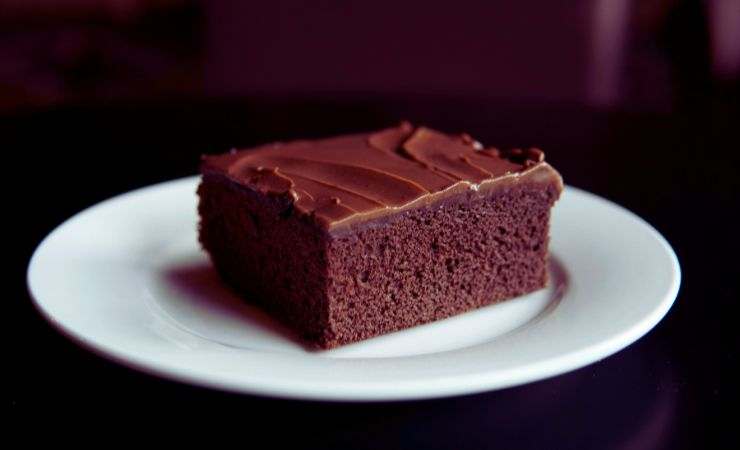 fetta di torta al cioccolato su un piatto