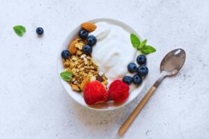yogurt, cereali e frutta