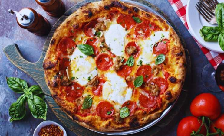una pizza con ingredienti su un tagliere