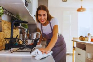 ragazza pulisce cucina